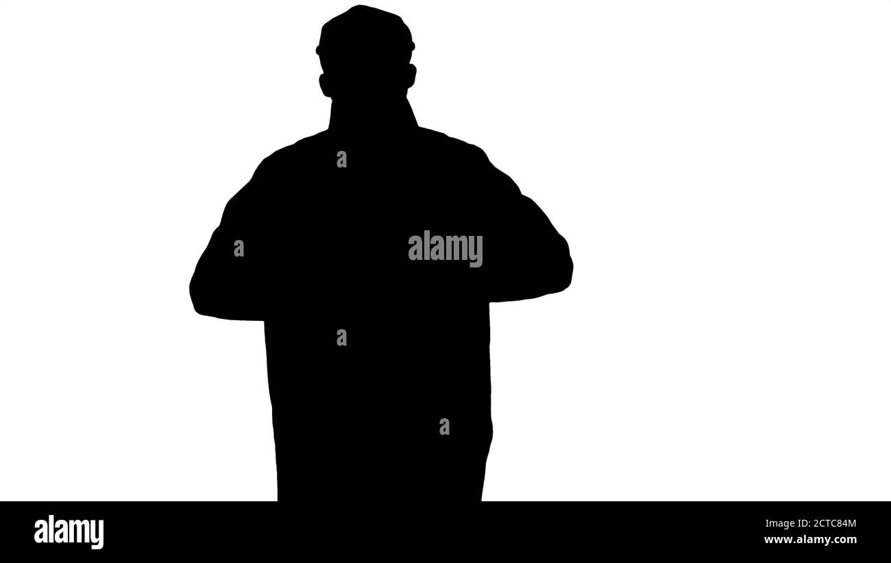 Silhouette temps froid. Jour d'automne ou d'hiver. Homme dans la tranchée mais Banque D'Images