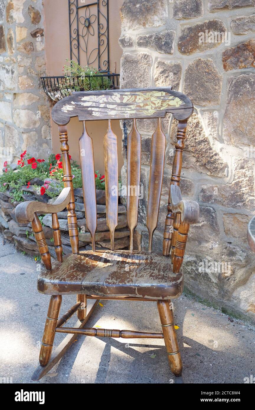 La chaise berçante vintage est près des fleurs. Banque D'Images