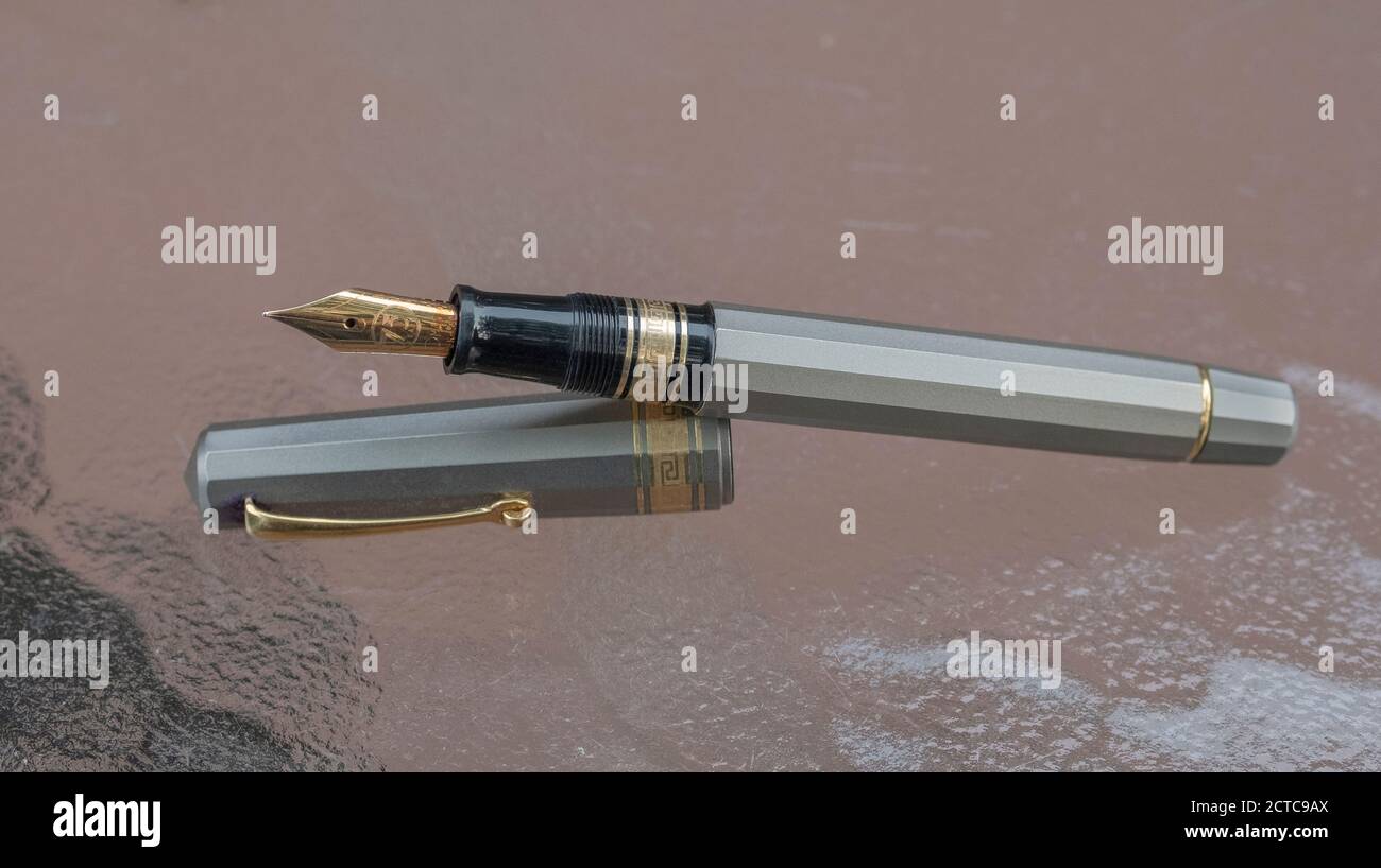 Un rare stylo plume Odas T2, un objet à collectionner, produit pour marquer le 75e anniversaire de la société italienne de stylos. Banque D'Images