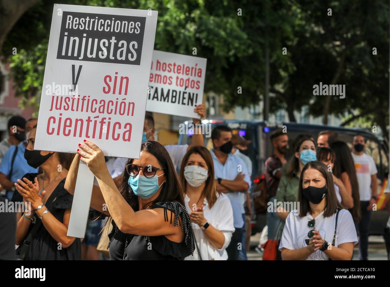 22 septembre 2020: 22 septembre 2020 (Malaga) manifestation des hôteliers et des hommes d'affaires de la vie nocturne à travers les rues de Malaga sous le slogan Save the hosteleria. Les bars et les clubs sortent pour protester à côté des restaurants de la capitale de Malaga. Credit: Lorenzo Carnero/ZUMA Wire/Alay Live News Banque D'Images