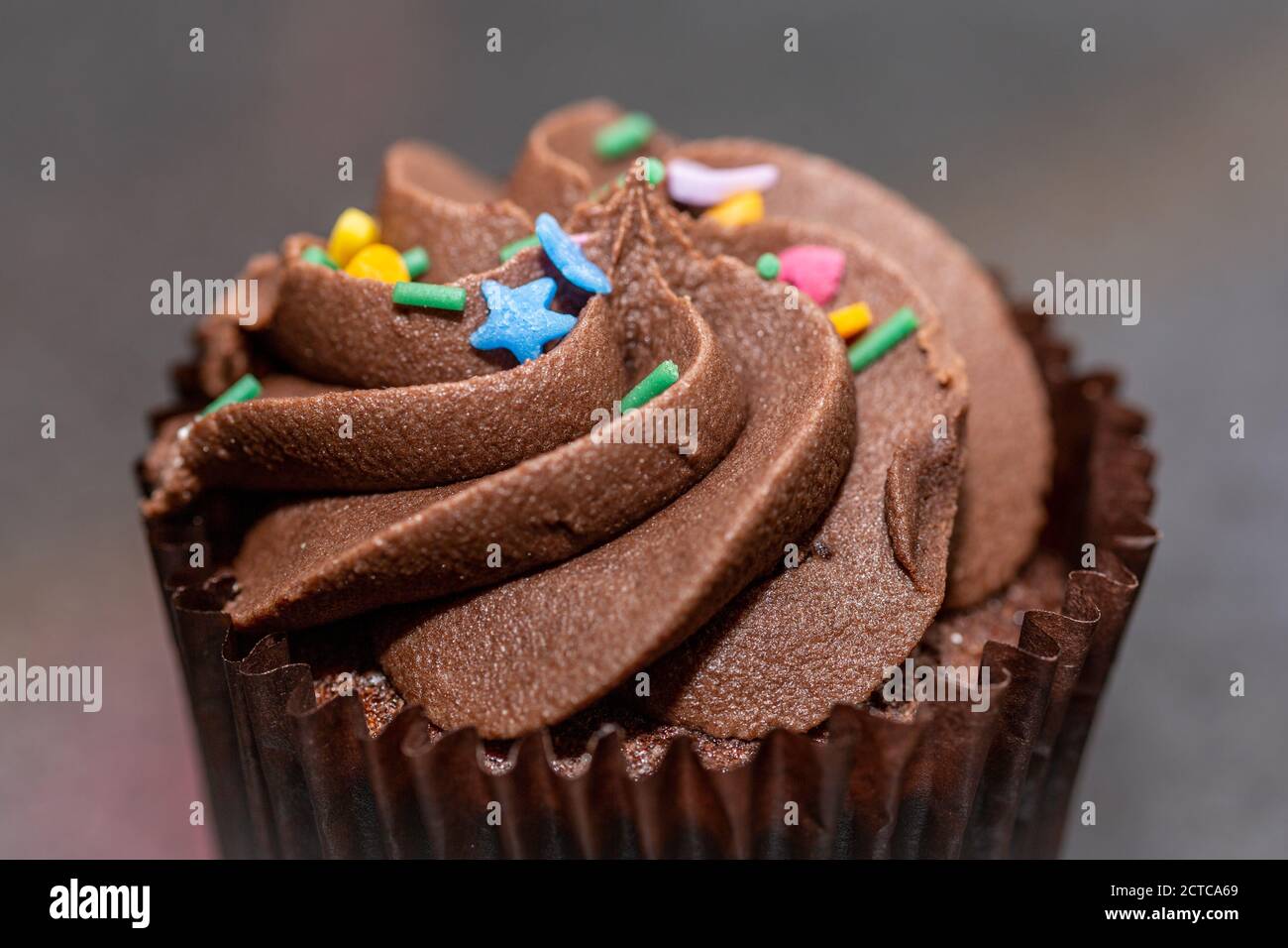 Gros plan d'un gâteau au chocolat avec une mise au point sélective Banque D'Images