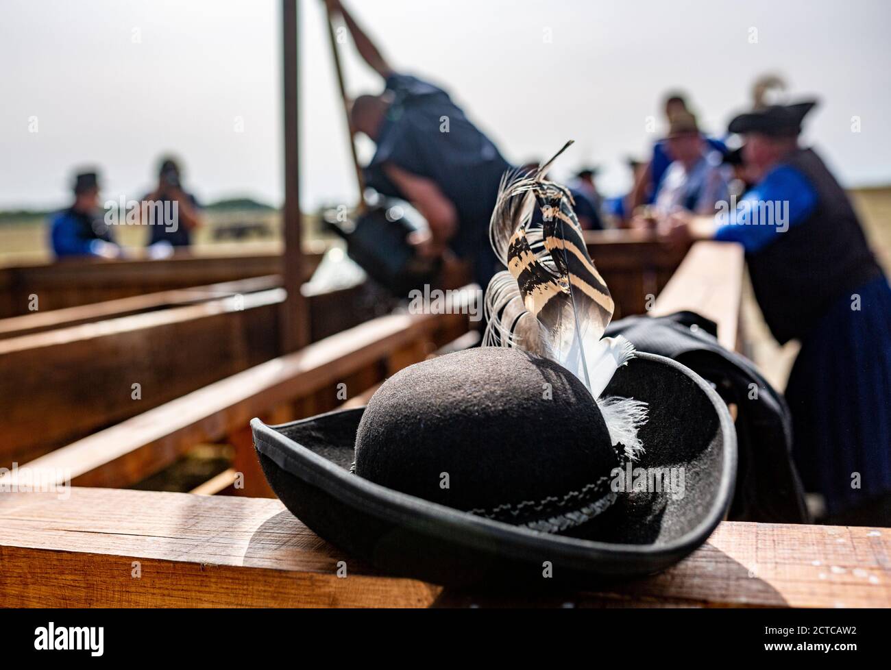 Shepherd tire l'eau du puits traditionnel sur le Concours annuel en Hongrie rurale Banque D'Images