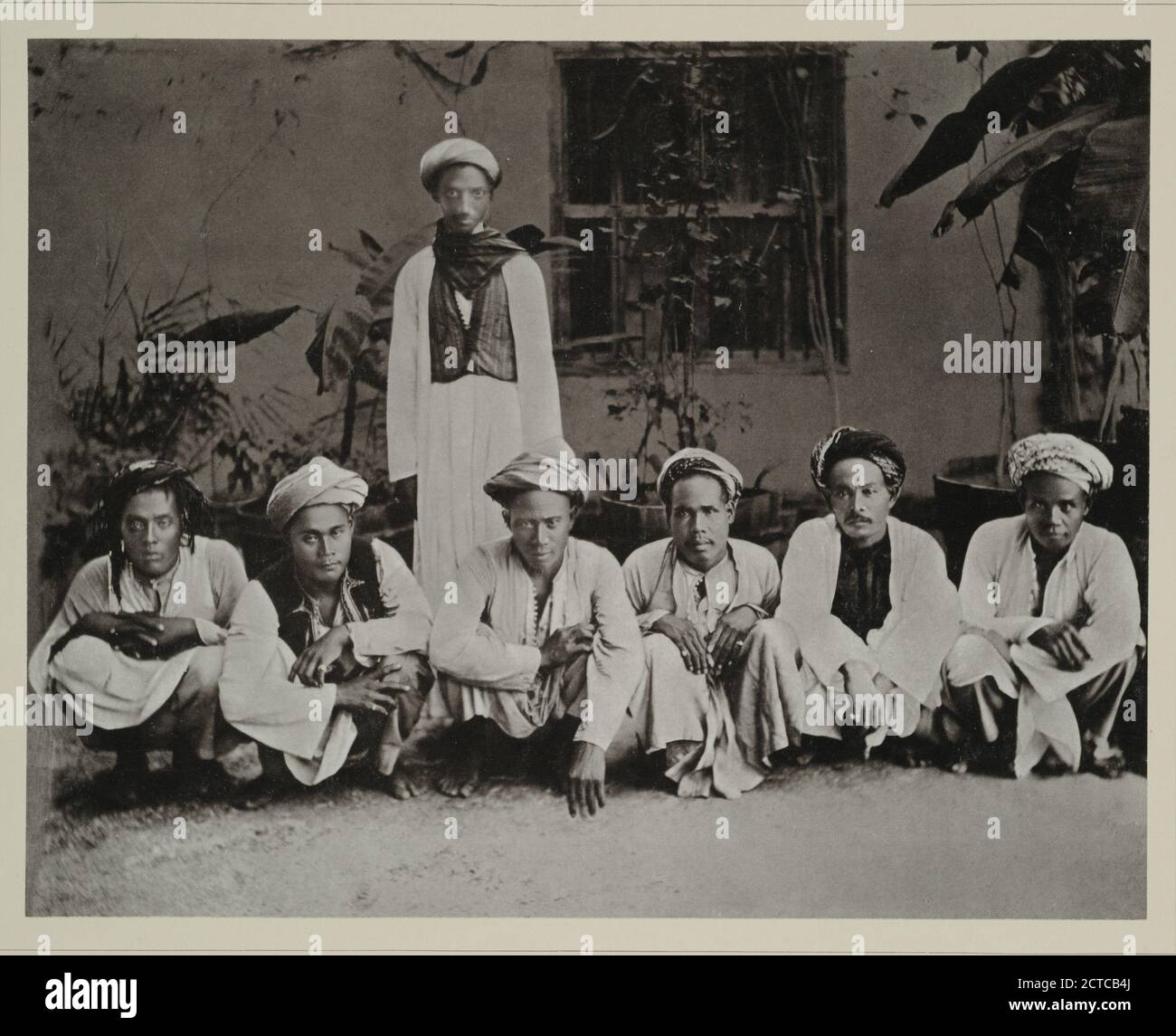 Pilger aus Sambas (Borneo); hinter den Pilgern steht der Wakîl (Bevollmächtigte) des Sêchs., image fixe, photographies, 1888 - 1889, Hurgronje, C. Snouck (Christiaan Snouck), 1857-1936 Banque D'Images