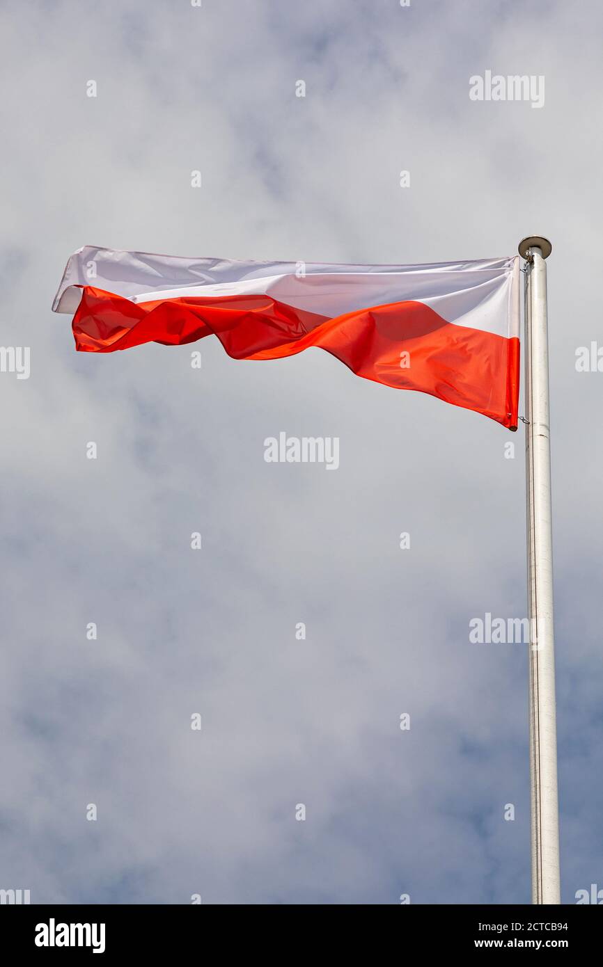 Drapeau national de Pologne à Cloudy Sky Banque D'Images