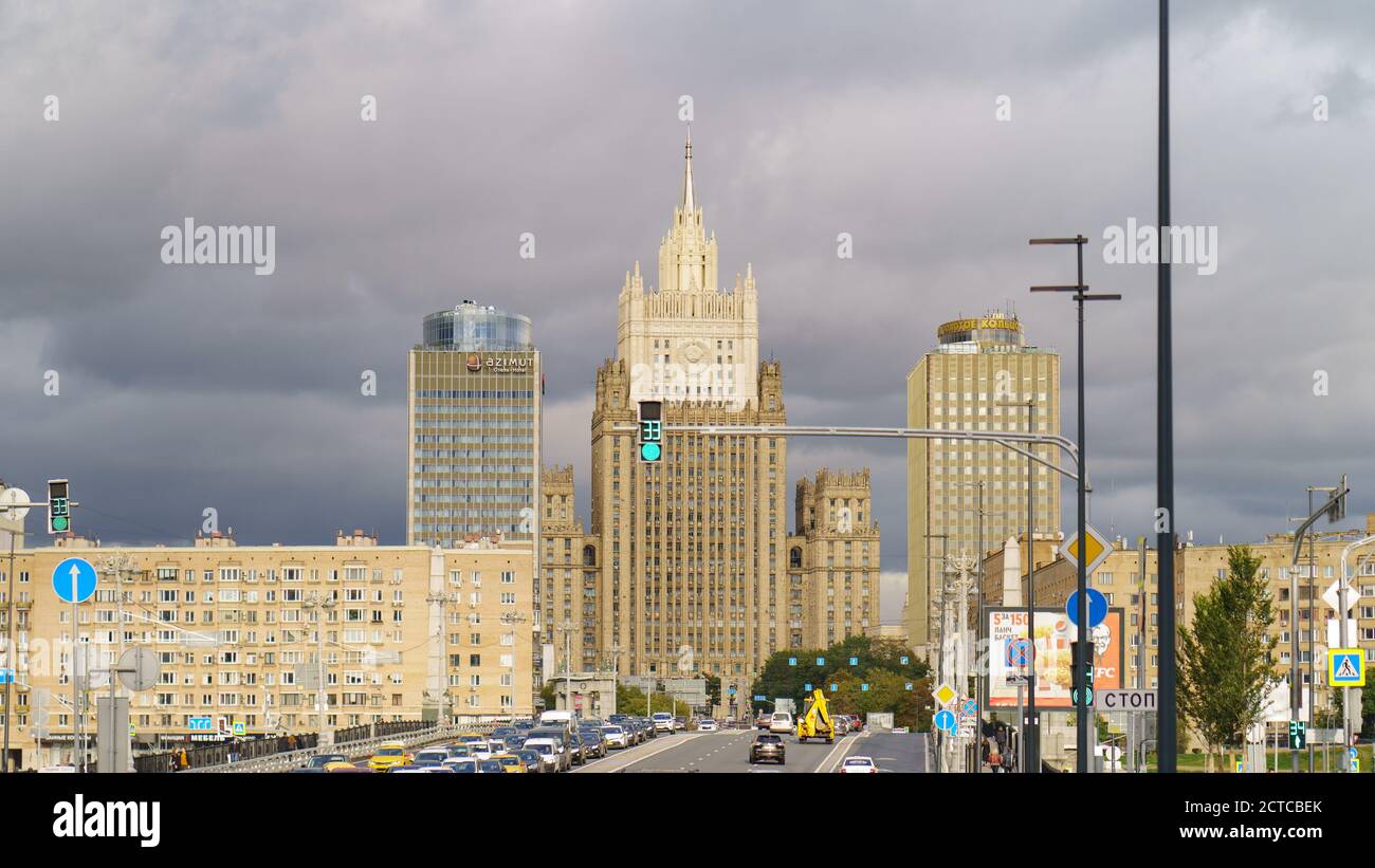 Moscou, Russie - 9 septembre 2020 : paysage urbain en automne. Bâtiment d'architecture staliniste du Ministère des affaires étrangères (MFA) et de Borodinsky Bridg Banque D'Images