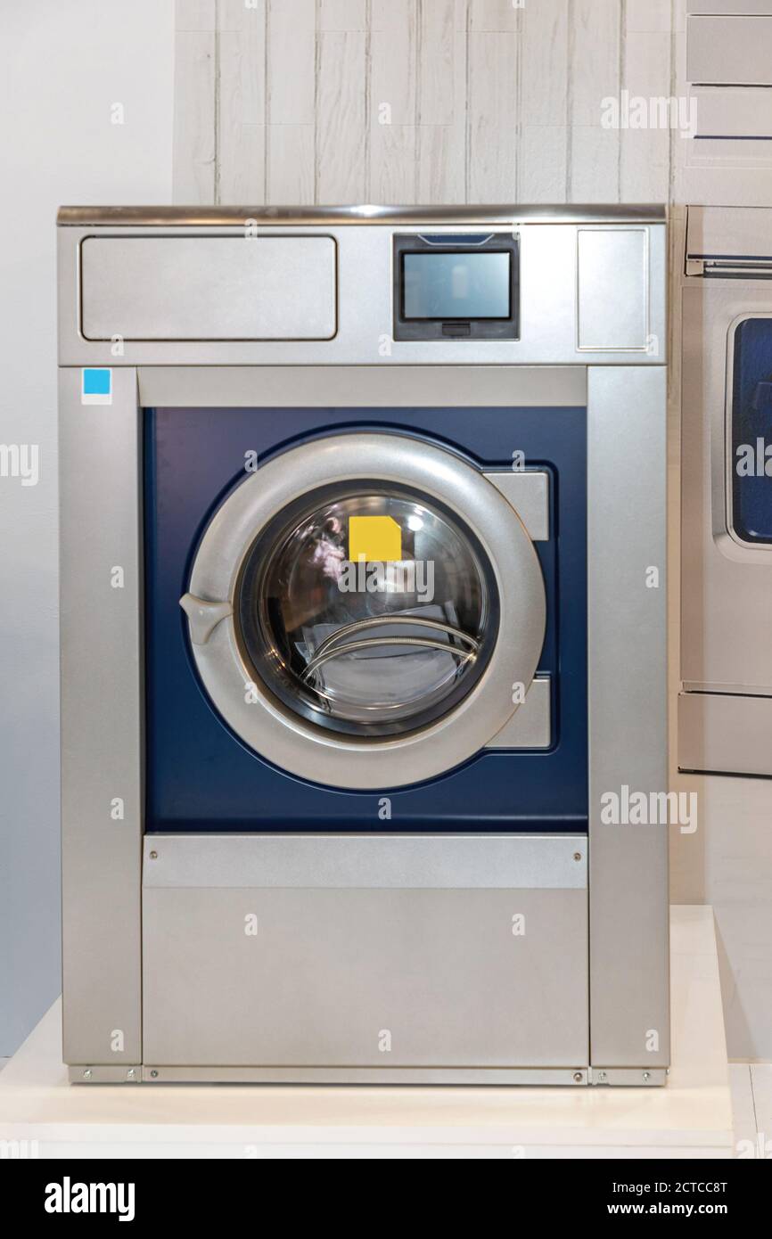 Service de nettoyage de l'équipement de lave-linge à chargement frontal  Photo Stock - Alamy