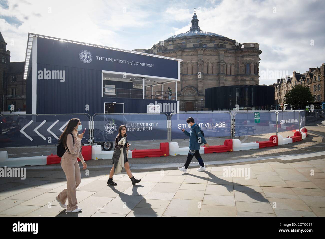 Les gens marchent devant un bar à Brison Square, Édimbourg, dans le cadre du « Village tudent » de l'Université d'Édimbourg, offrant aux étudiants un espace d'accueil supplémentaire, après que le Premier ministre Nicola Sturgeon a annoncé une série de nouvelles mesures pour lutter contre l'augmentation des cas de coronavirus en Écosse. Banque D'Images