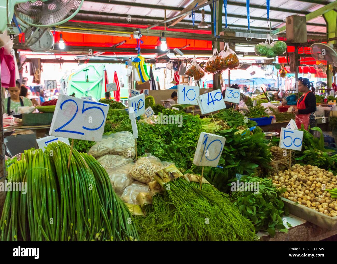 Une gamme de fruits et légumes exposés sur le marché de Khlong Toei, le plus grand marché frais de Bangkok, en Thaïlande. Banque D'Images