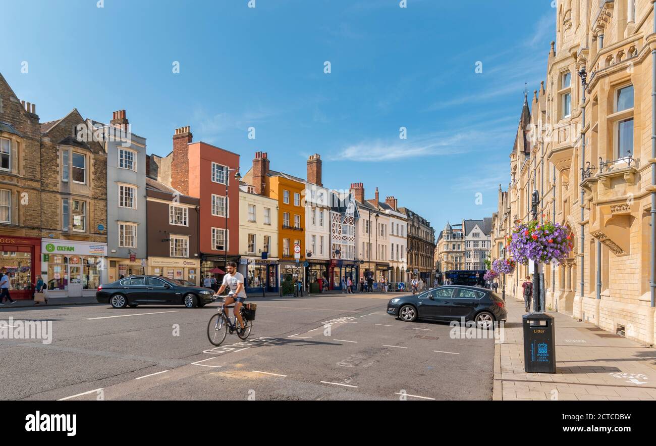 OXFORD CITY ENGLAND BALLIOL COLLEGE SUR LA DROITE DANS LARGE RUE ET RANGÉE DE MAISONS COLORÉES ET DE MAGASINS EN ÉTÉ Banque D'Images