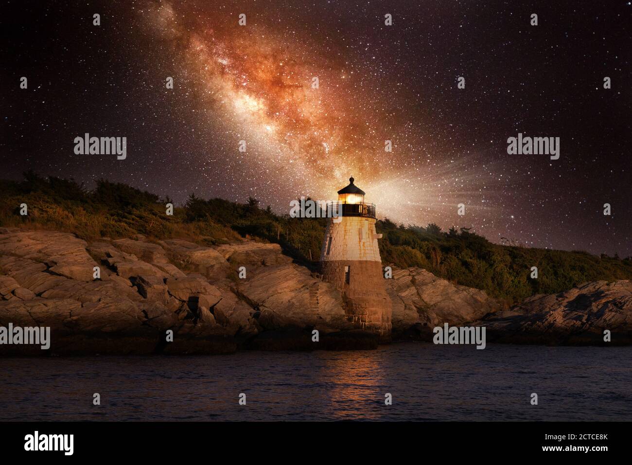 Belles étoiles de la galaxie de Milk Way au-dessus de Castle Hill Phare de Rhode Island Banque D'Images