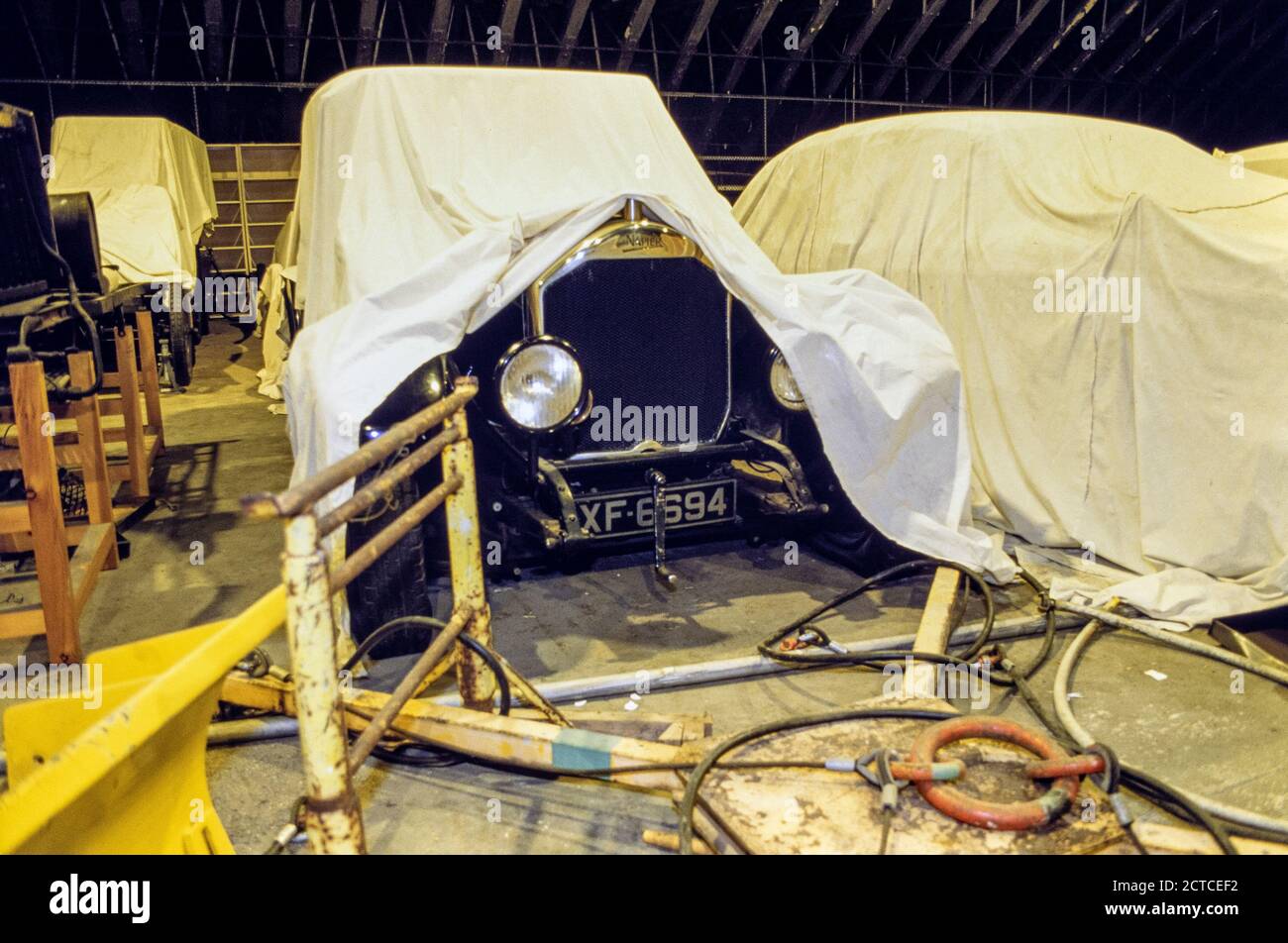 Une voiture Napier sous un drap. Le Musée des sciences de Londres abrite une collection de véhicules et d’expositions de musée qui ne sont pas exposés actuellement à South Kensington ou qui sont prêtés ailleurs dans une série de cintres d’avion à Broughton dans le Wiltshire. 06 novembre 1992. Photo: Neil Turner Banque D'Images