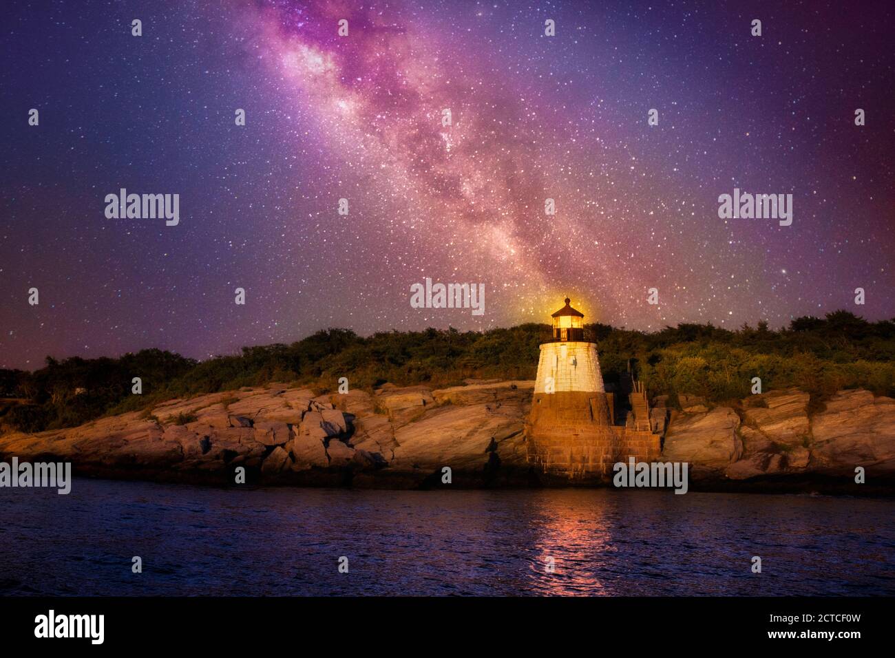 Belles étoiles de la galaxie de Milk Way au-dessus de Castle Hill Phare de Rhode Island Banque D'Images