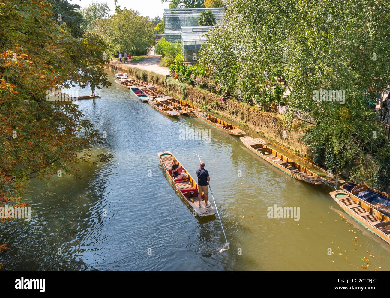 OXFORD CITY ENGLAND PUNT ET PUNIT SUR LA RIVIÈRE CHERWELL PRÈS DU PONT ET DES JARDINS BOTANIQUES Banque D'Images