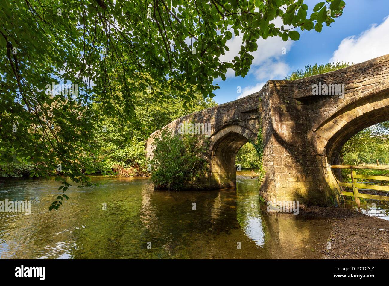 Le pont Respryn au-dessus de la rivière Fowey à Lanhydrock, en Cornouailles, en Angleterre Banque D'Images