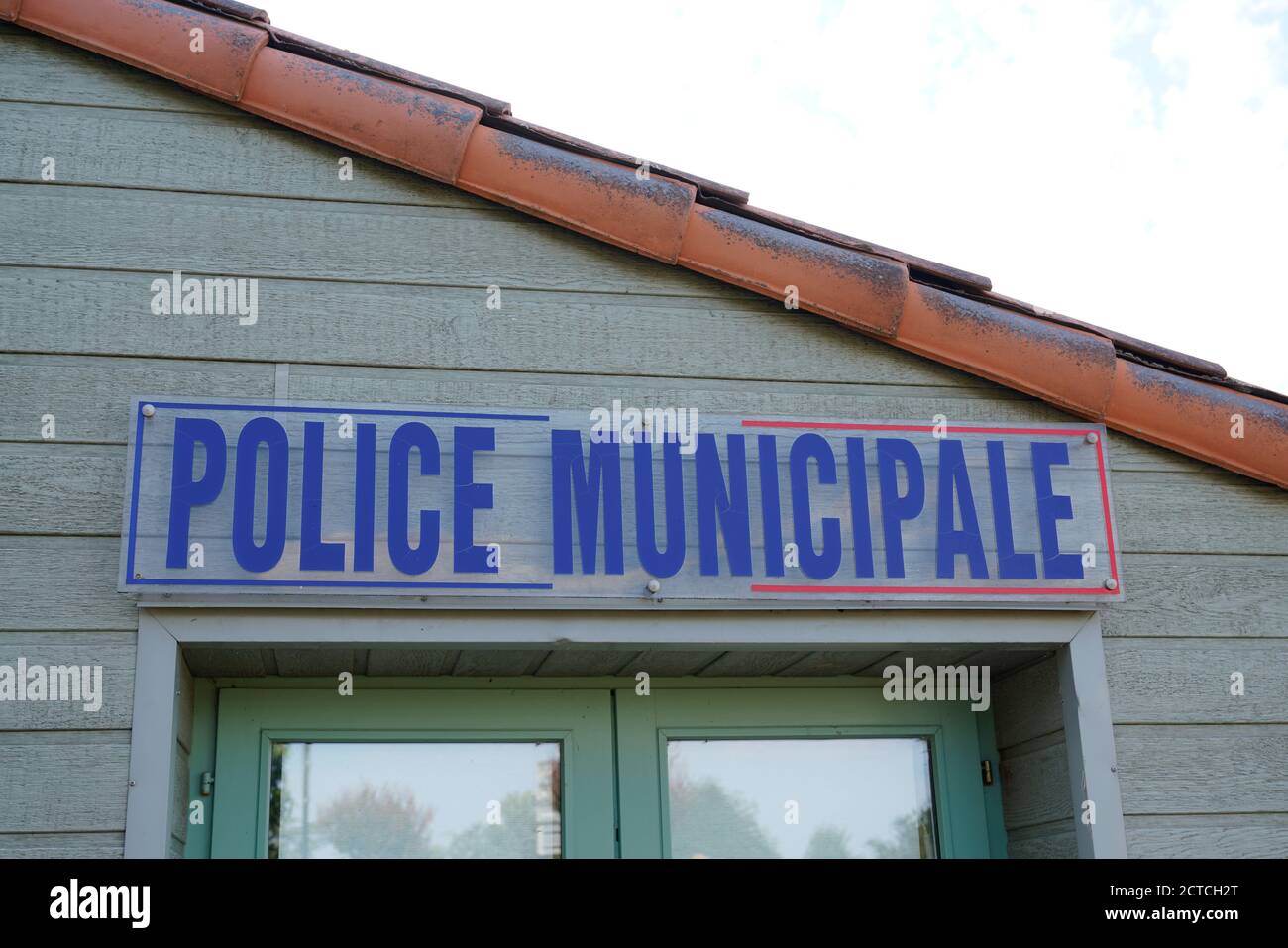 Bordeaux , Aquitaine / France - 09 15 2020 : panneau de police municipale français sur le mur en bois du bâtiment de bureau extérieur Banque D'Images