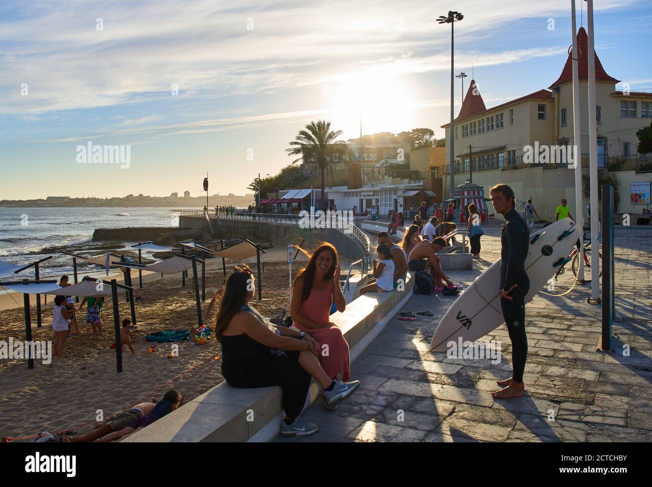 Lisbonne, Lissabon, Portugal, 16 août 2020. Touristes, les gens du coin, surfeur, waverider visitez la plage Praia do Tamariz, Praia Conceicao, Praia Rainha, Praia PoCA à Cascais et Estoril. © Peter Schatz / Alamy stock photos Banque D'Images