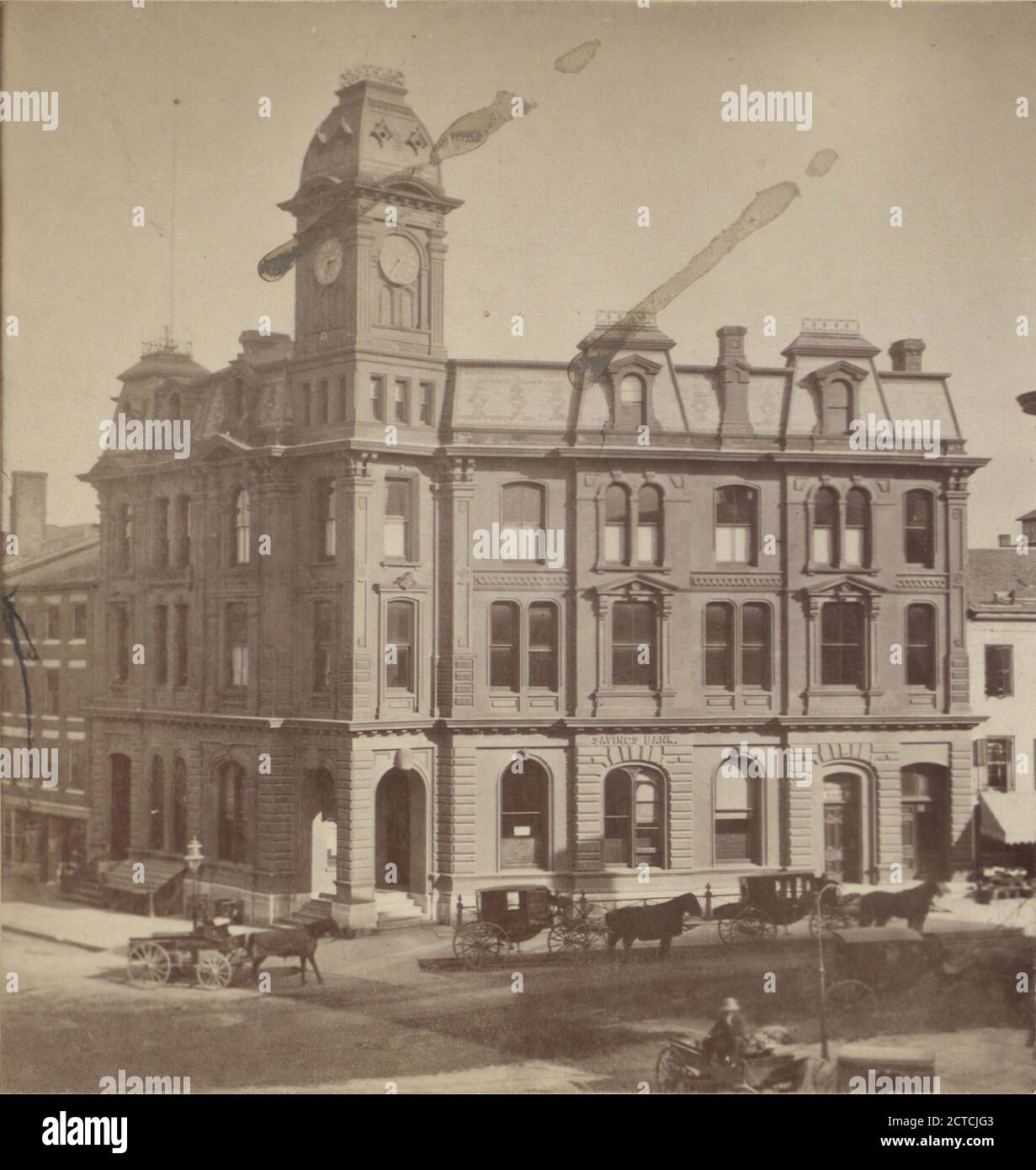 Vue sur une banque avec tour d'horloge. Trowbridge & Jennings, voitures et autocars, tours d'horloge, banques, New York (État), Auburn (N.Y Banque D'Images