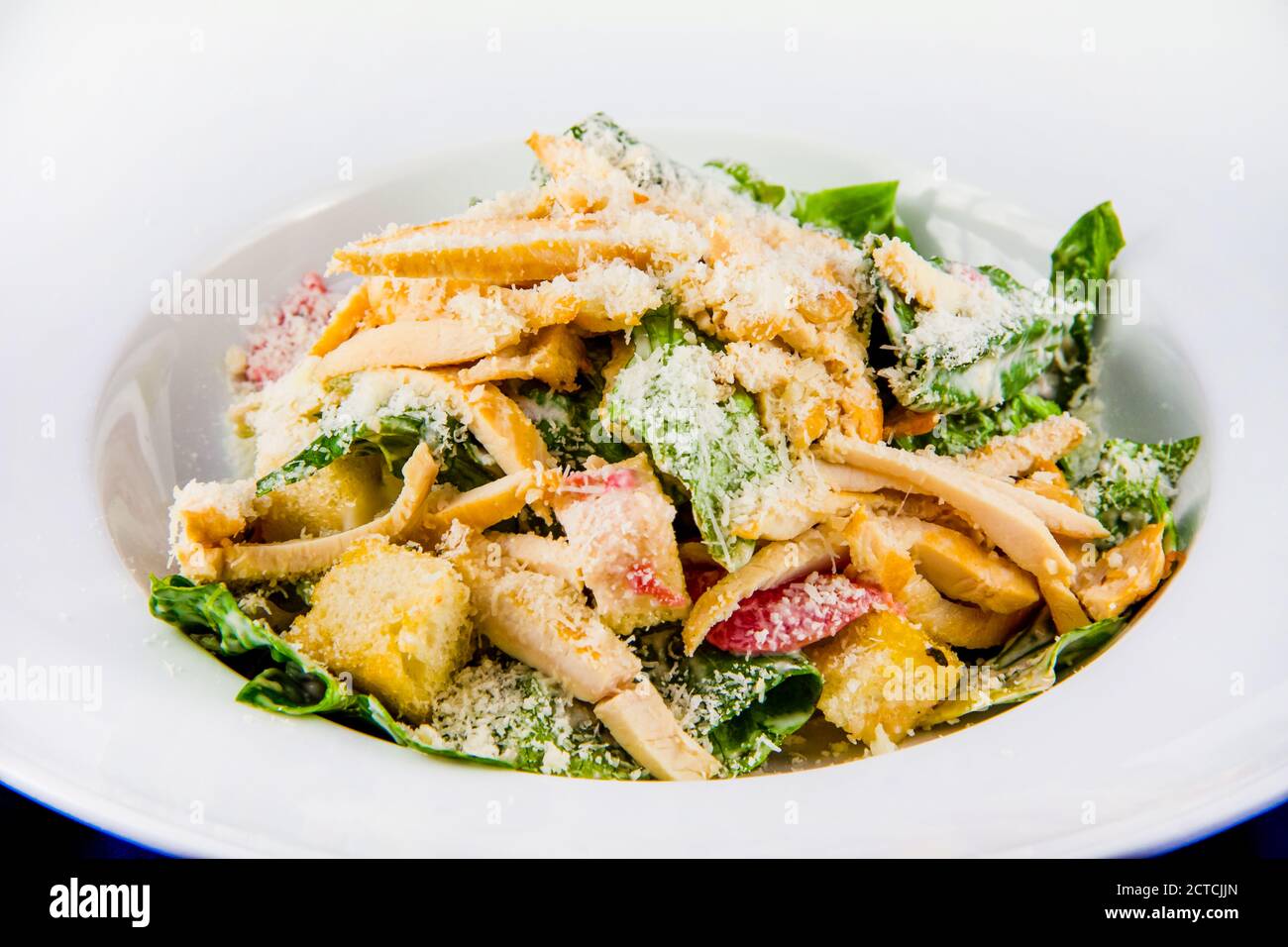 Assiette avec salade césar fraîche. Gros plan sur fond blanc Banque D'Images