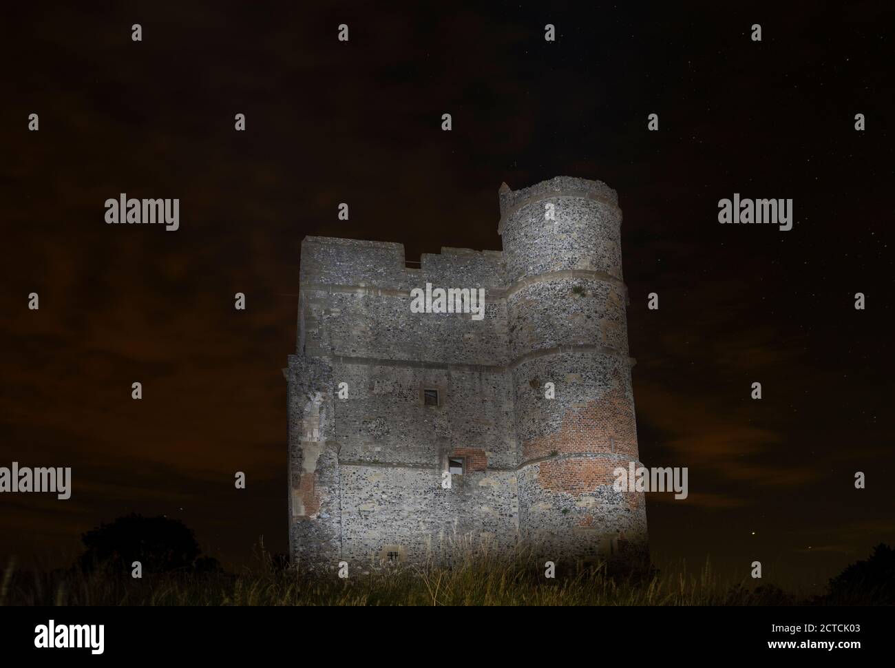 Le château de Donnington est illuminé la nuit Banque D'Images