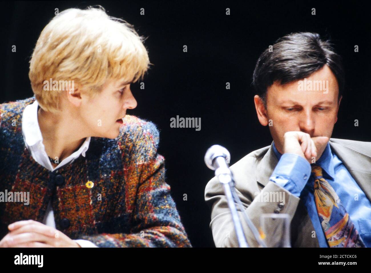 Dominique Voynet et Antoine Waechter assistent au Congrès national du Parti de l'écologie des Verts, Chambéry, Savoie, France, 1994 Banque D'Images