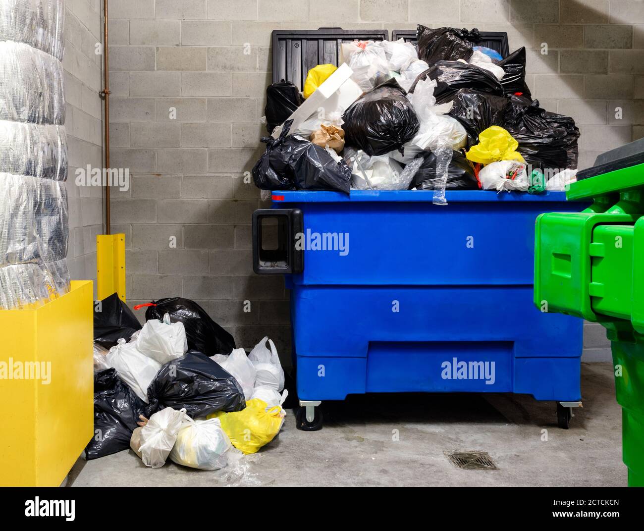 Local à poubelles Banque de photographies et d'images à haute résolution -  Alamy