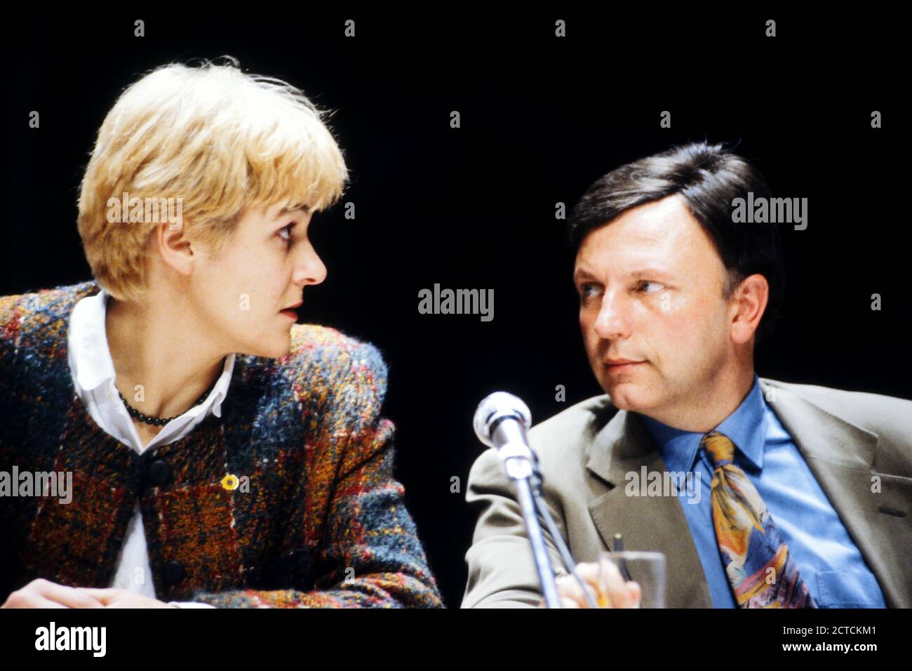 Dominique Voynet et Antoine Waechter assistent au Congrès national du Parti de l'écologie des Verts, Chambéry, Savoie, France, 1994 Banque D'Images