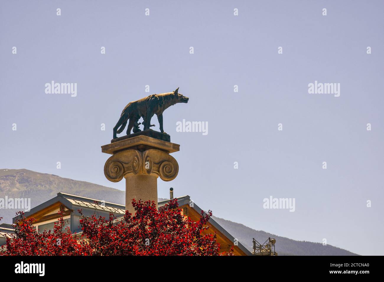 Haut de la statue de bronze représentant le loup mythologique de Capitoline avec Romulus et Remus (1939) sur la place de la République, Aoste, Vallée d'Aoste, Italie Banque D'Images