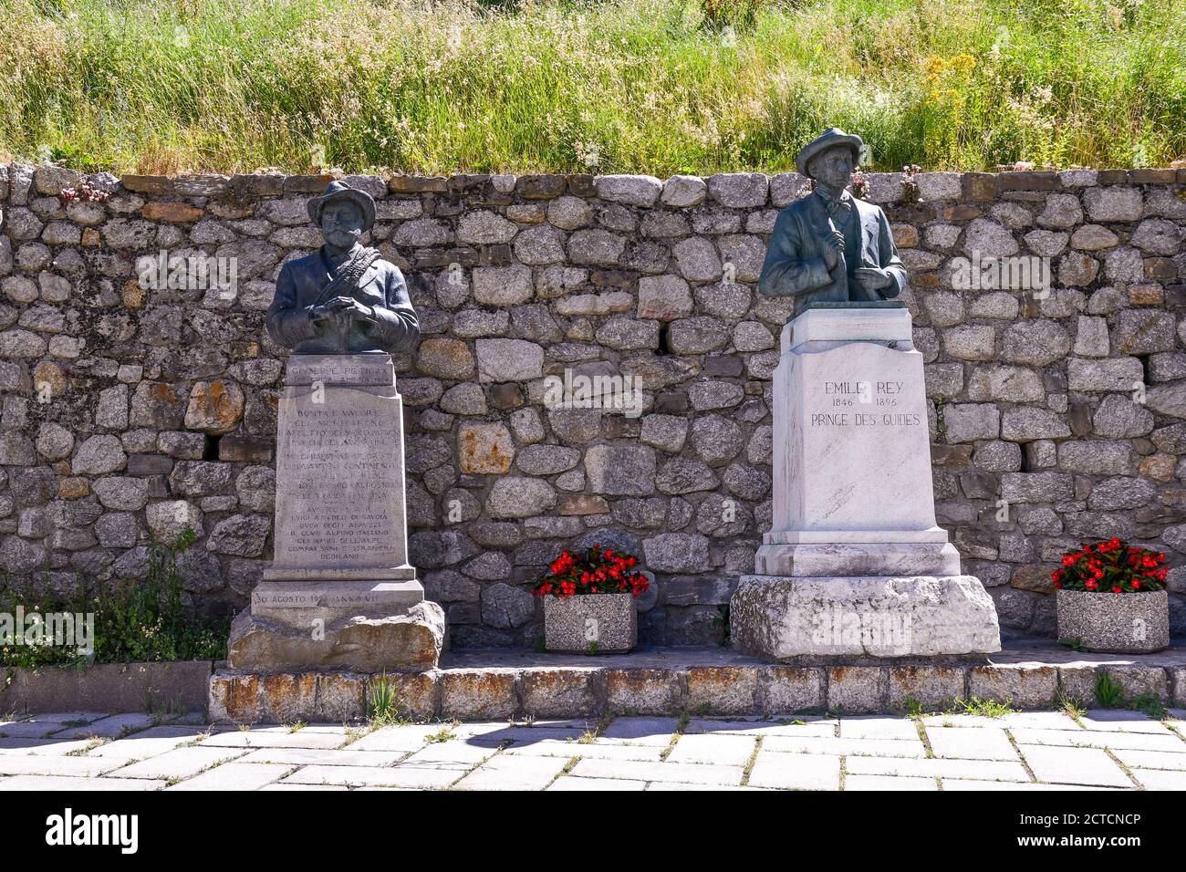 Bustes en bronze des célèbres guides alpins Giuseppe Putigax (d.1926 ...