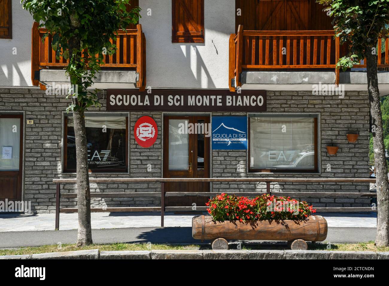 Extérieur de l'école de ski historique du Mont blanc, fondée en 1936, dans le centre de Courmayeur, au pied du massif du Mont blanc, Vallée d'Aoste, Italie Banque D'Images