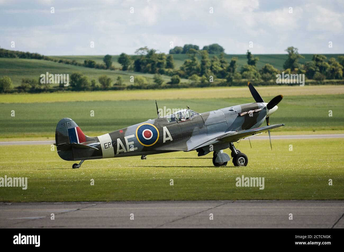 Un Spitfire Supermarine au soleil sur le terrain d'aviation à IWM Duxford Banque D'Images