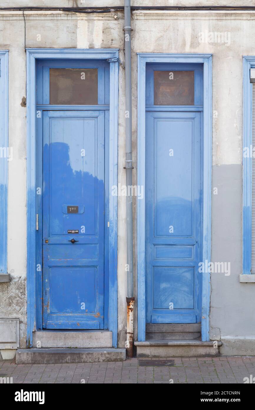 LILLE, FRANCE - 19 juillet 2013. Vieilles portes peintes en bleu à l'extérieur des maisons françaises dans une rue de Lille, France Banque D'Images
