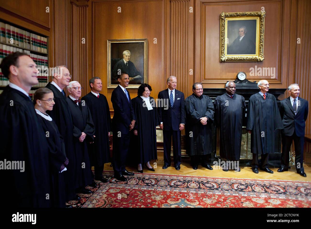 Le président Barack Obama et le vice-président Joe Biden rencontrent les juges de la Cour suprême avant la cérémonie d'investiture de la juge Sonia Sotomayor, à la Cour suprême à Washington, DC, le 8 septembre 2009. De gauche à droite : juges associés Samuel Alito, Ruth Bader Ginsburg, Anthony M. Kennedy, John Paul Stevens, juge en chef John Roberts, président Barack Obama, juge associé Sonia Sotomayor, vice-président Joe Biden, juges associés Antonin Scalia, Clarence Thomas, Stephen Breyer et juge associé retraité David Souter. Banque D'Images