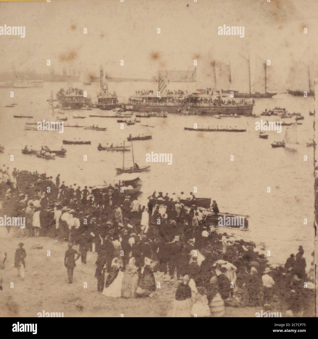Scène animée. Le rivage regorge de spectateurs et l'eau est bondée de bateaux et de voiliers, le 4 juillet 1860., 1860, New York (État), New York (N.Y.), New York Harbour (N.Y. et N.J.), New York Banque D'Images