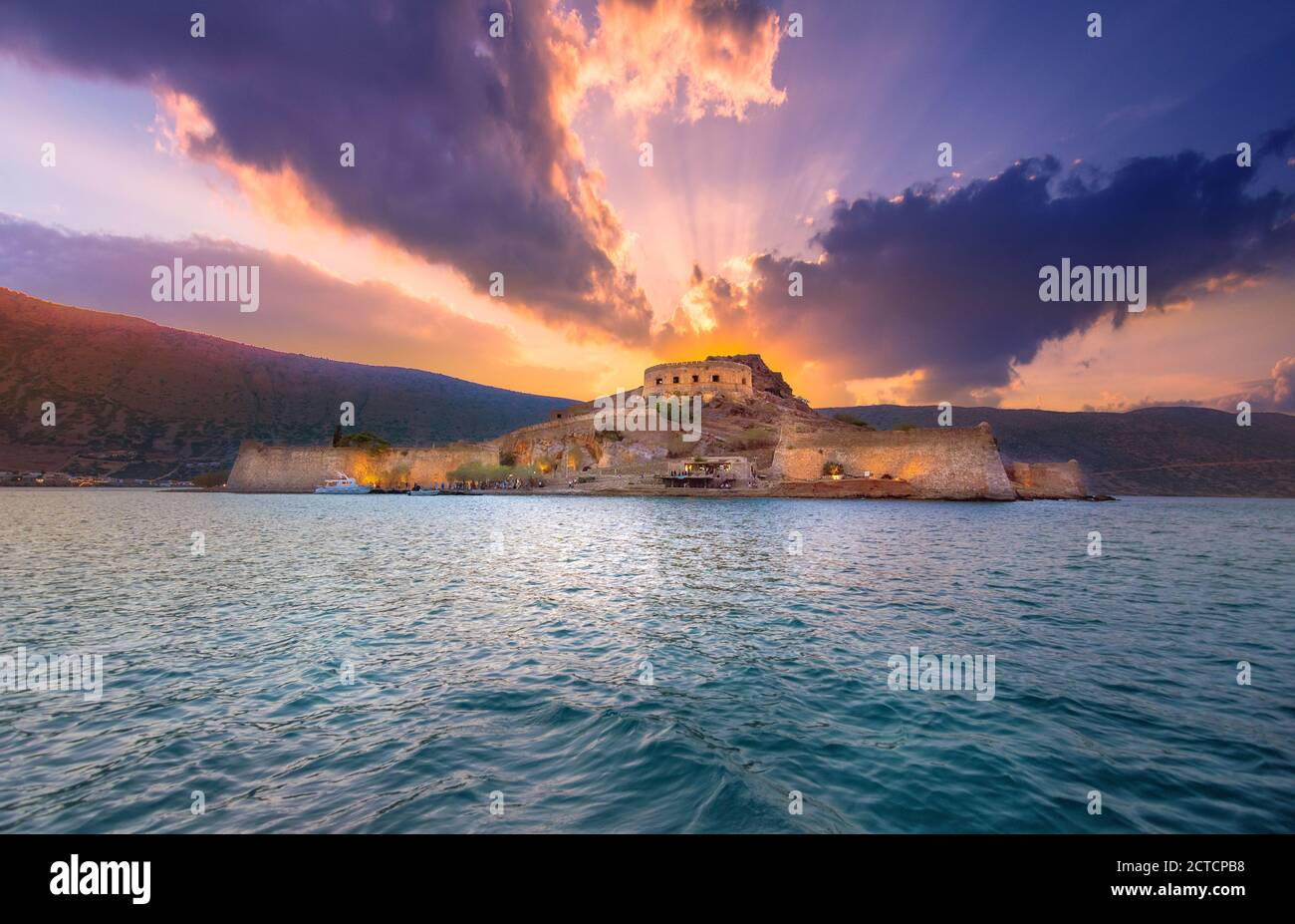 Vue sur l'île de Spinalonga avec mer calme. Ici ont été isolés des lépreux, les humains avec la maladie de Hansen, le golfe d'Elounda, Crète, Grèce. Banque D'Images