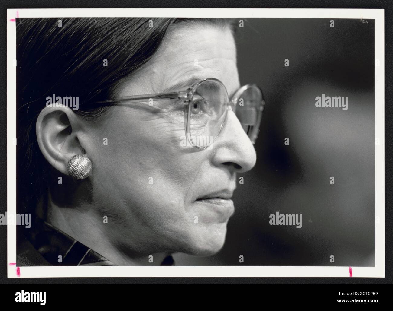 Ruth Bader Ginsburg lors de son audition de confirmation de 1993 par le Sénat américain pour un siège à la Cour suprême des États-Unis. Banque D'Images