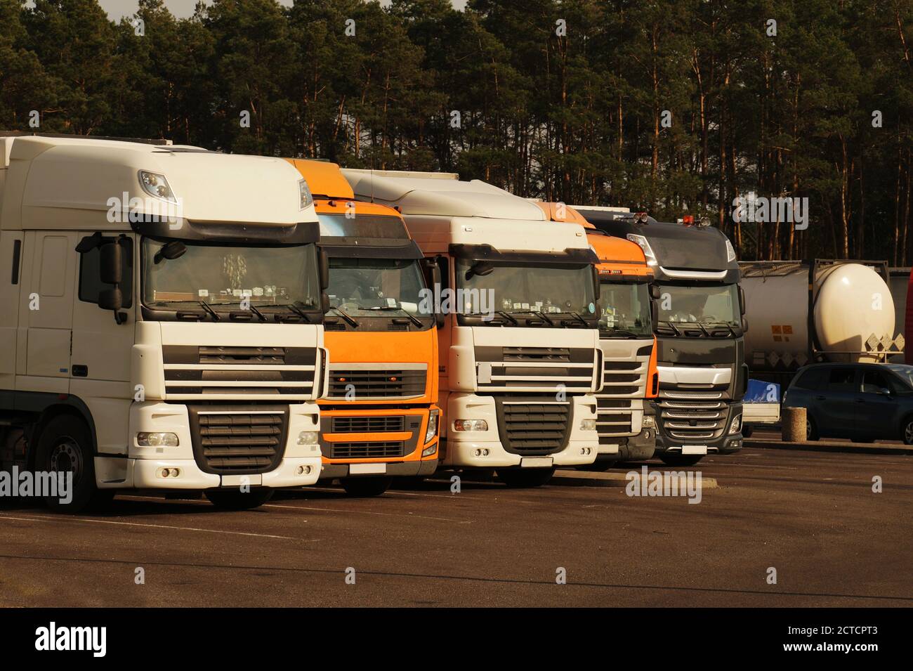 Une rangée de camions dans un parking près de l'autoroute pendant une pause. Banque D'Images