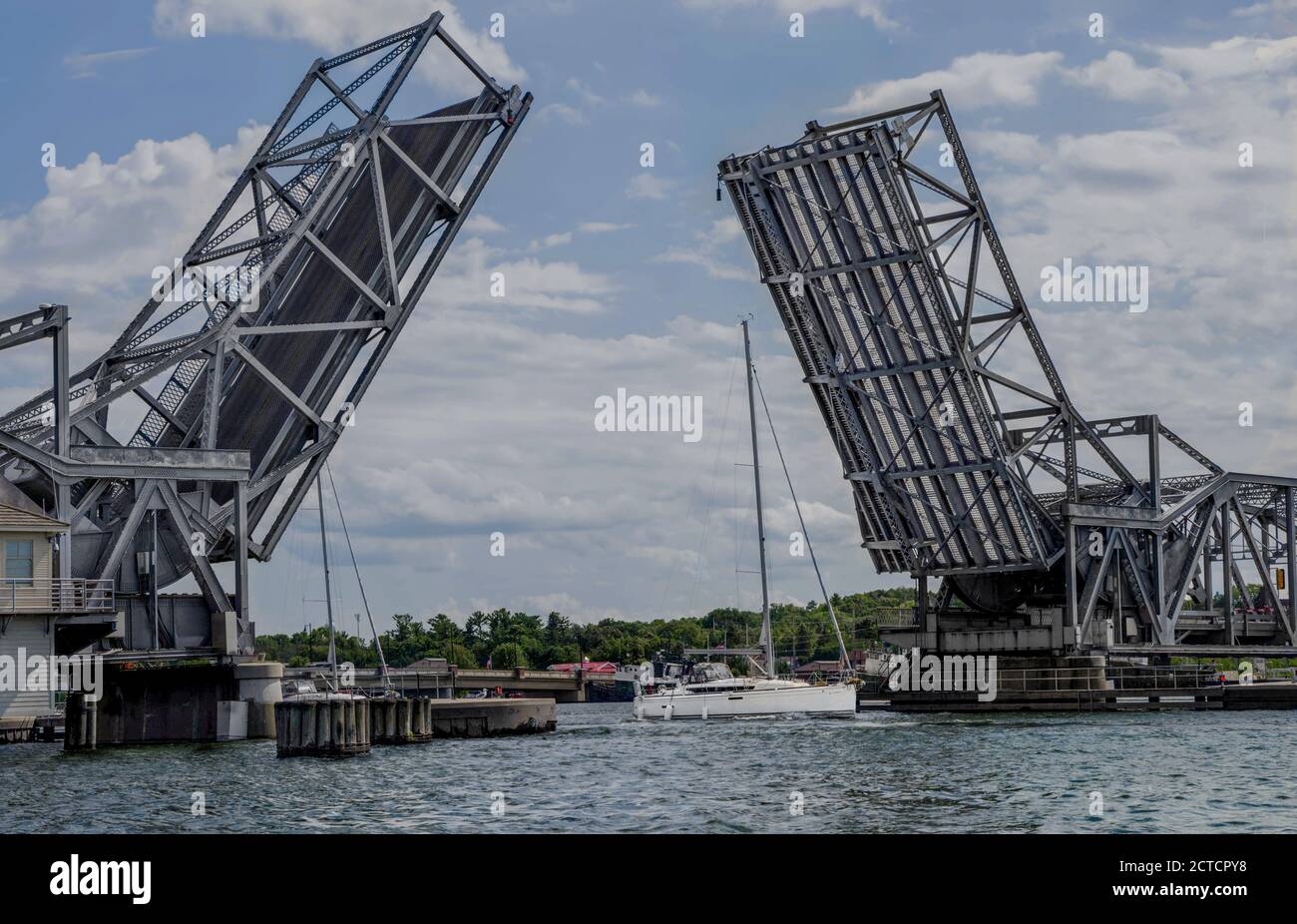 Pont-levis vers le haut : un pont conçu pour se séparer au milieu soulève ses deux côtés pour permettre le passage d'un voilier. Banque D'Images