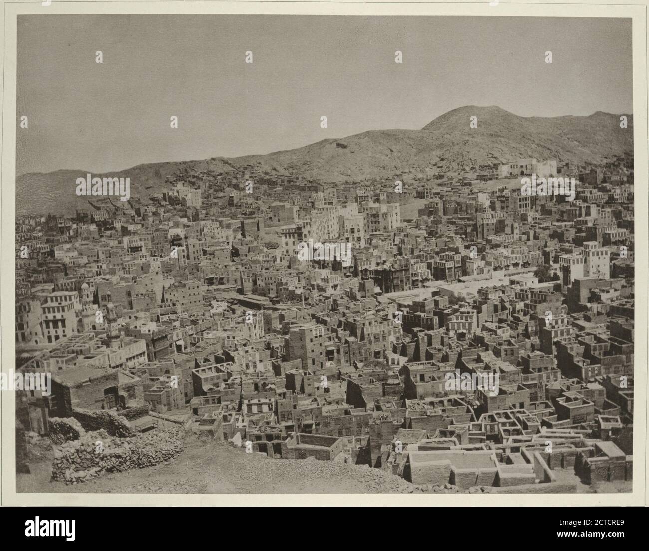 Dritte Ansicht der Stadt Mekka: Liens die nördliche Ecke der Moschee; ein wenig südöstlich von derselben das Bâb ès-salâm, Burch welches die Pilger in die Moschee eintreten., STILL image, 1889 Banque D'Images