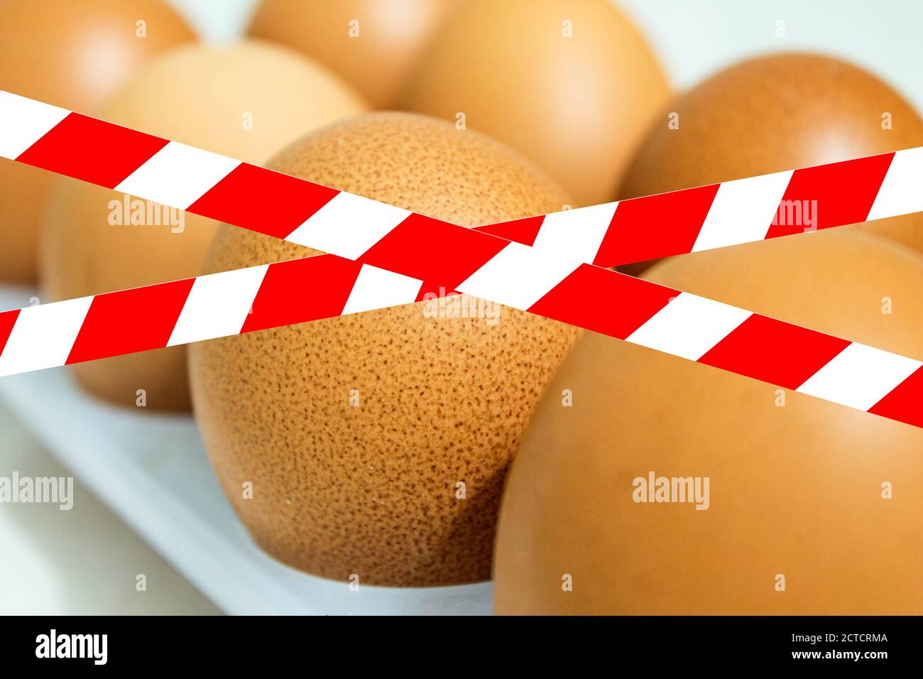 Les œufs de poulet sont interdits. Plateau à œufs derrière le ruban adhésif interdit. Banque D'Images