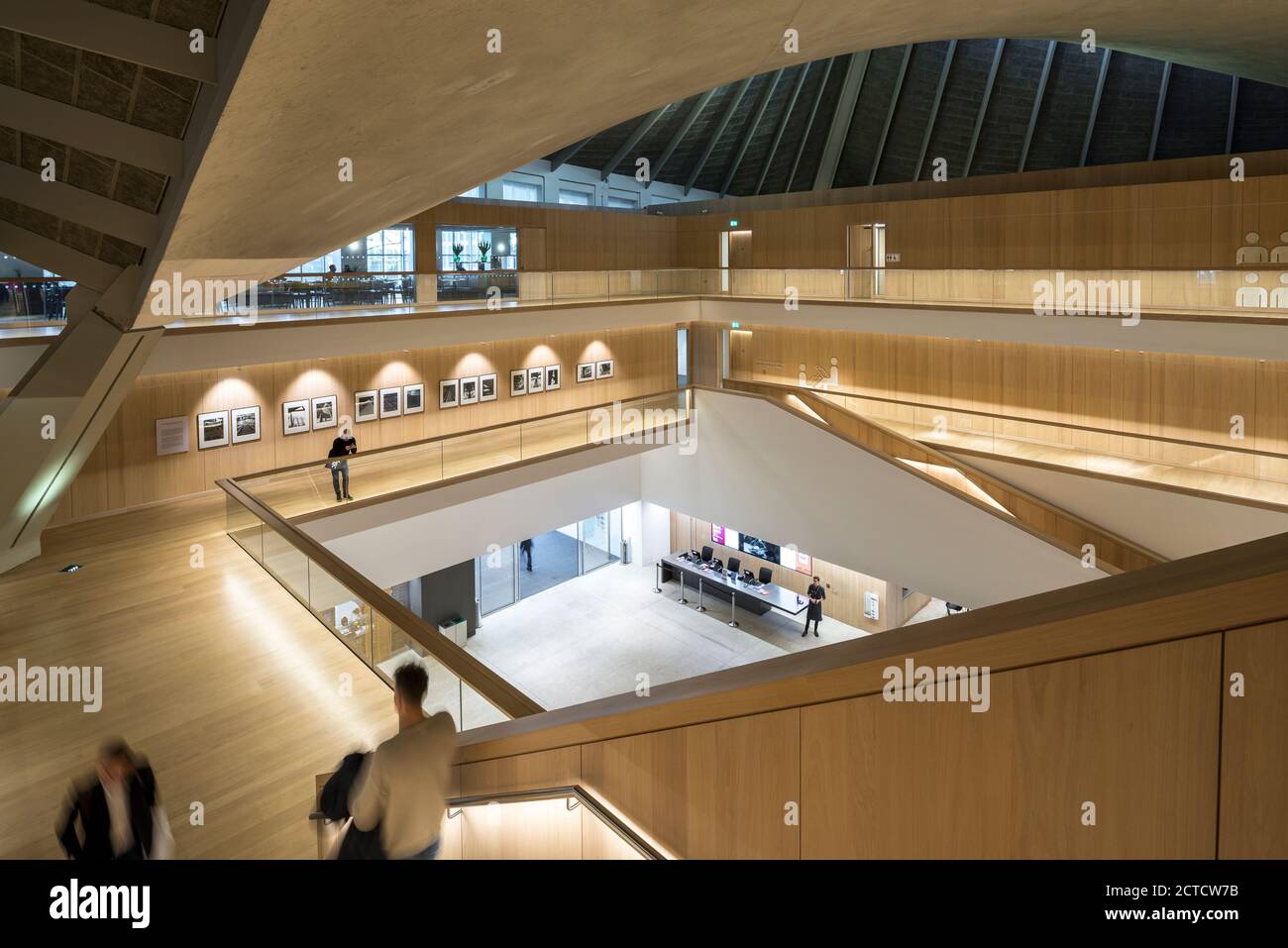 Le Musée du Design, intérieur avec atrium central, fenêtres et poutres ...