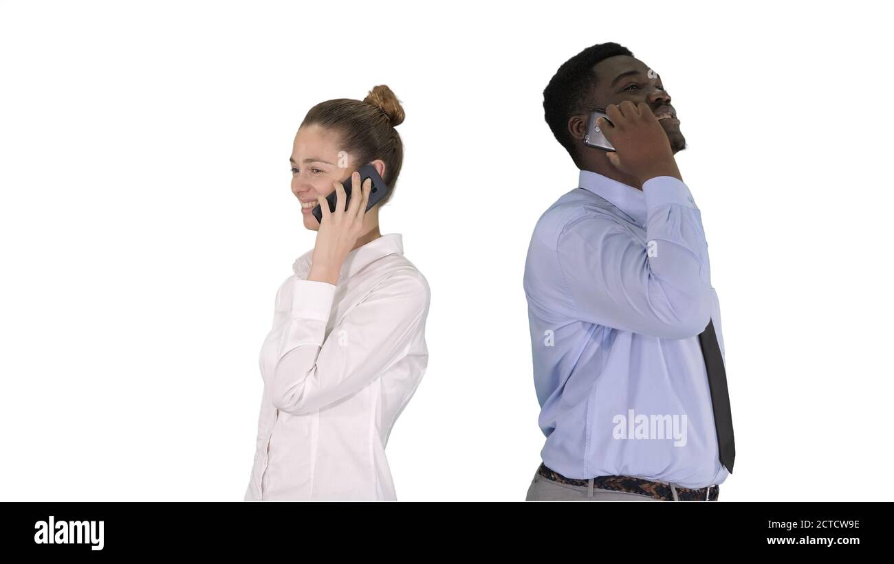 Un jeune homme et une jeune femme afro-américains se tenant dos à dos makin Banque D'Images