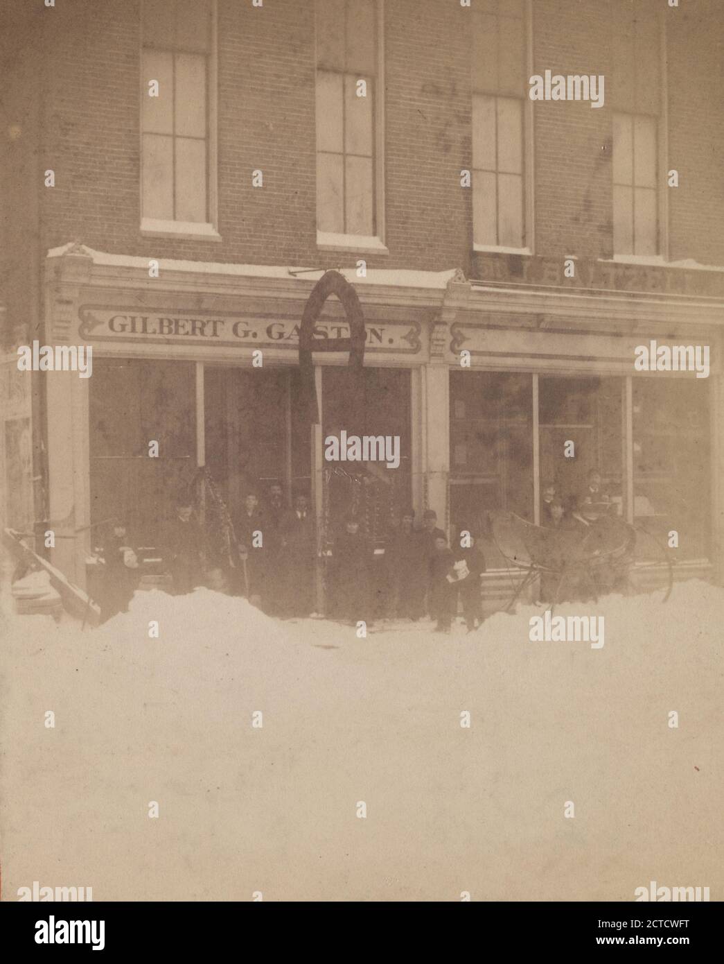 Groupe de personnes se tenant à l'extérieur du magasin Gilbert G. Gaston dans la neige, Steubenville, Ohio, image fixe, photographies, 1880 - 1889, D. Filson & son, actif 1880-1889 Banque D'Images