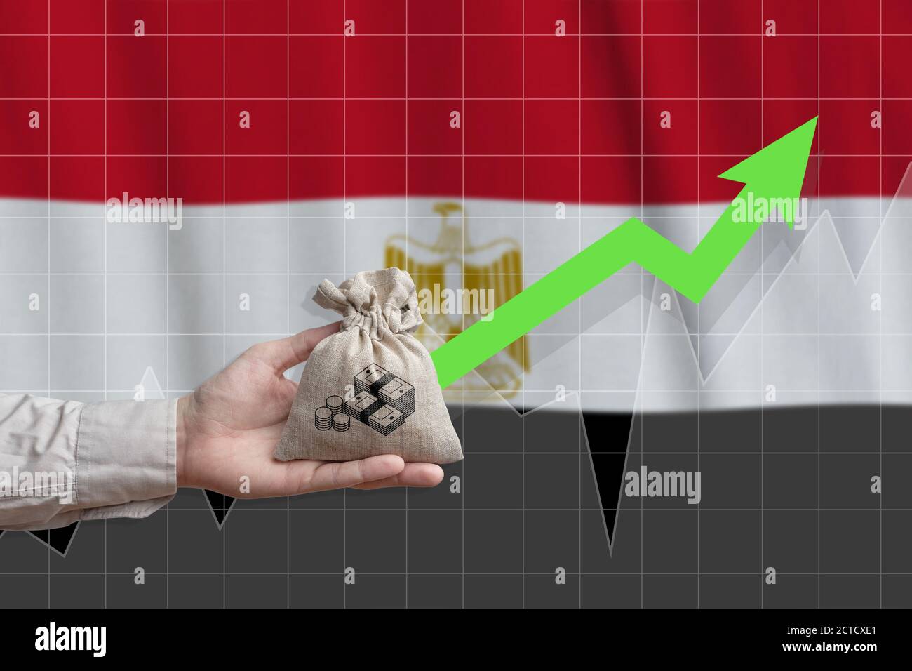 Le concept de croissance économique en République arabe d'Égypte. Main tient un sac avec de l'argent et une flèche vers le haut. Banque D'Images