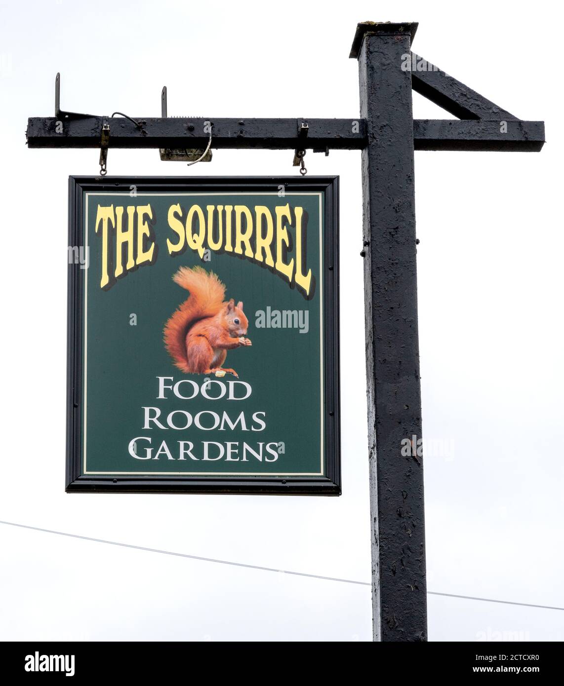 Panneau de pub suspendu traditionnel au Squirrel Onn - public House - Hurtmore Road, Hurtmore, Godalming, Surrey, Angleterre, Royaume-Uni Banque D'Images