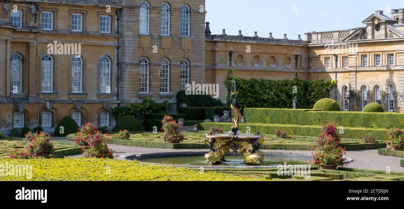 Blenheim Palace, site classé au patrimoine mondial de l'UNESCO, Woodstock, Oxfordshire, Royaume-Uni - vue sur le jardin italien. Banque D'Images