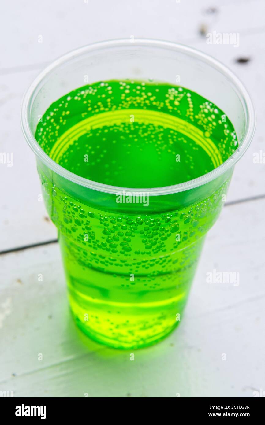 Verre de boisson gazeuse géorgienne Tarhun. Banque D'Images