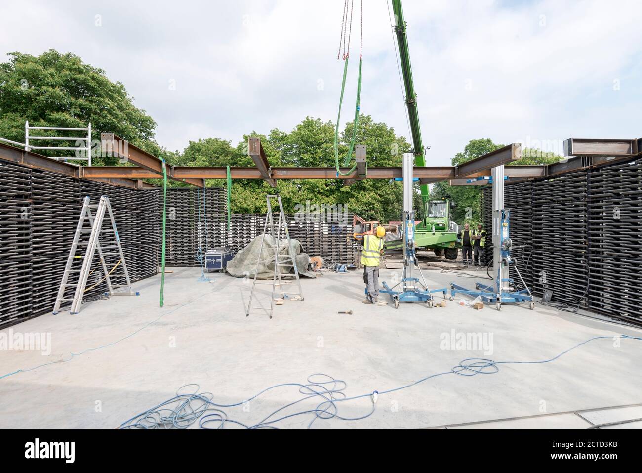 Construction du pavillon Serpentine 2018 par l'architecte mexicain Frida Escobedo, installé en face de la Serpentine Gallery, Kensington Gardens, Londres, Royaume-Uni. Banque D'Images