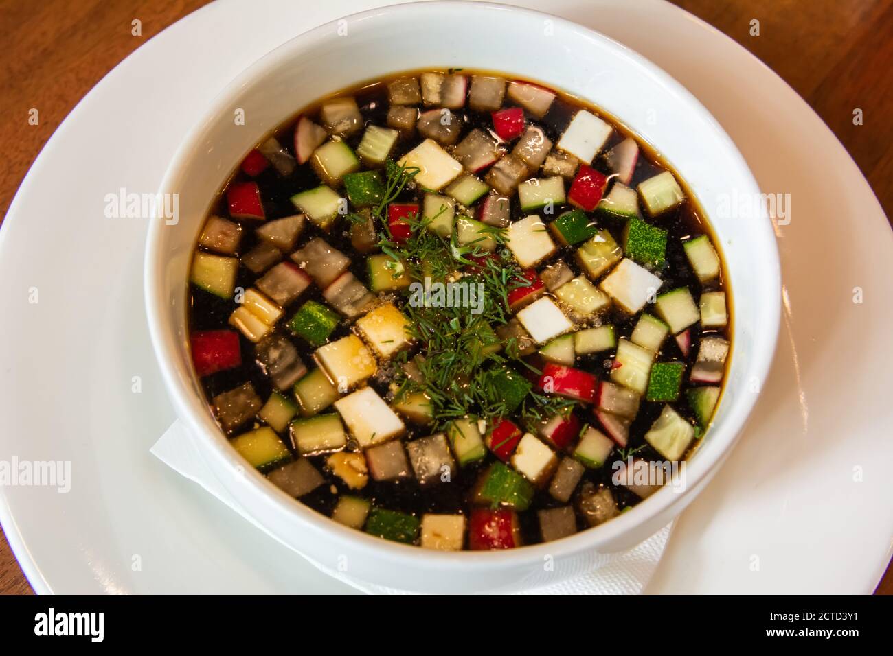 Assiette de soupe froide russe Okroshka avec kvass. Banque D'Images