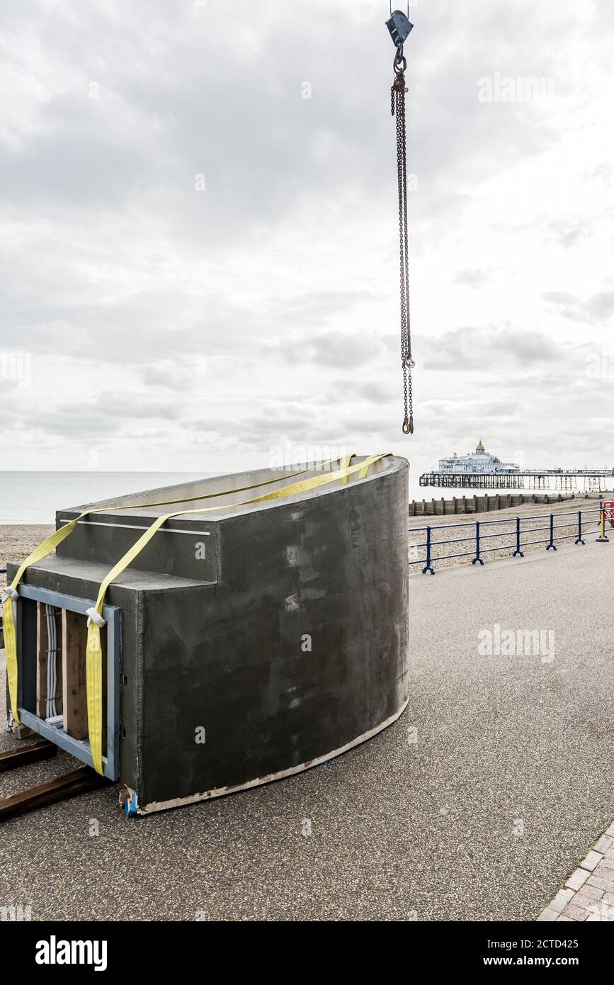 Installation du Spy Glass, une hutte de plage rotative postmoderne installée en 2017 sur le front de mer d'Eastbourne, au Royaume-Uni. Design par Jak Studio. Banque D'Images