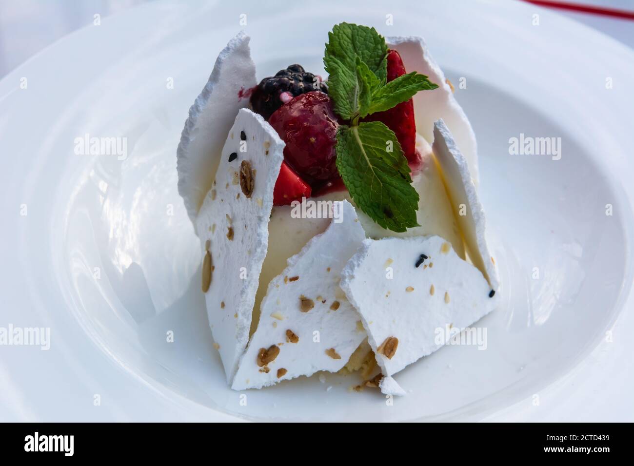 Pavlova gâteau, un dessert à base de meringue nommé d'après la ballerine  russe Anna Pavlova, en Russie Photo Stock - Alamy